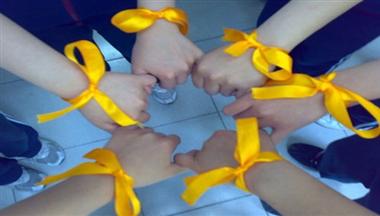 災難無情，人(ren)間有(yǒu)愛；風雨同舟，守(shou)望相助